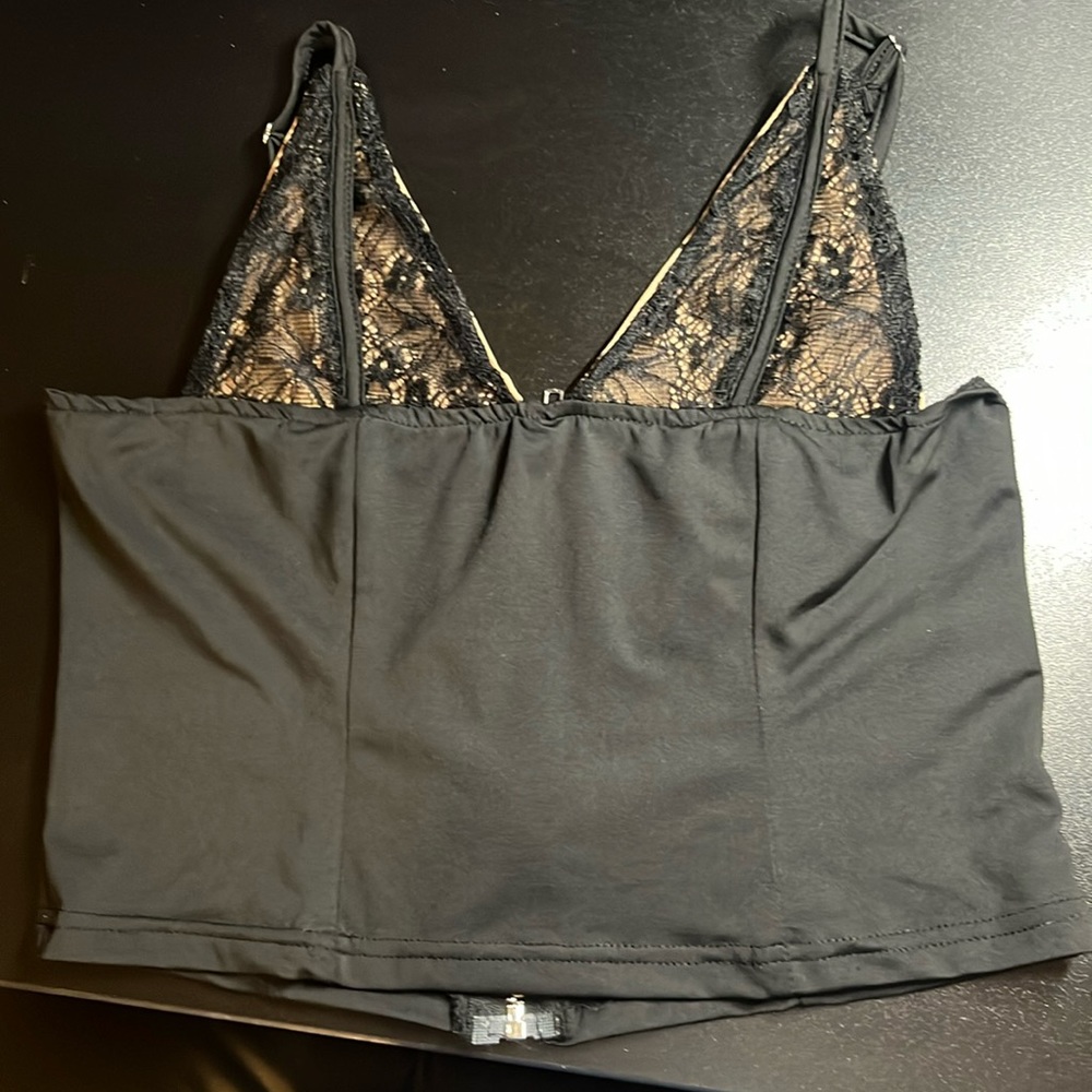Cute top! Not sure the brand but never worn. Size M